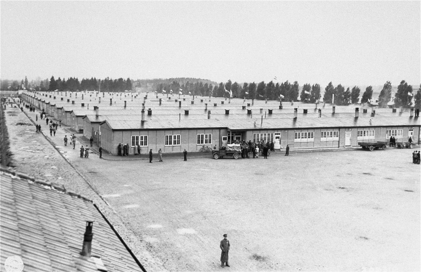 Blick auf die Baracken des KZ Dachau nach der Befreiung am 3. Mai 1945